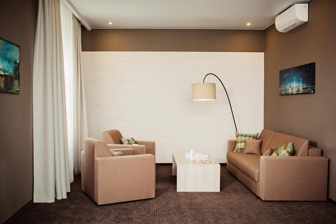 Hotel Versailles ลุตสกาย ภายนอก รูปภาพ